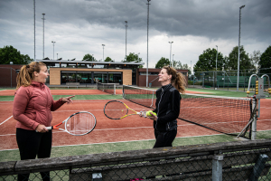 Angela Hendriks (links) en Janine Verbrugge staan sinds lange tijd weer op de tennisbaan